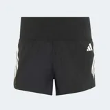 Short deportivo Adidas de corte clásico, confeccionado en poliéster reciclado con tecnología Climacool. Presenta cintura elástica con cordón de ajuste, calzoncillo interior de malla, bolsillo trasero con cierre y las icónicas tres tiras inclinadas en el lateral junto al logo de la marca.