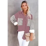 Sobre camisa de pana blanca con detalles en animal print en los bolsillos frontales y en las mangas. Presenta cuello inglés, cierre frontal con botones y corte holgado.