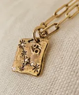Collar de plata 950 con cadena de eslabones alargados y dije rectangular con textura irregular inspirada en la superficie lunar.