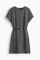 Vestido corto entallado color gris oscuro con cuello redondo, mangas raglán cortas y cierre oculto en la espalda. Incluye un cinturón fino negro con hebilla metálica decorativa.