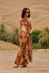 Pantalón fluido de tiro alto con estampado animal print tipo serpiente en tonos marrones y cobrizos, bolsillos laterales y perneras amplias.