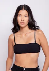 Top de bikini negro strapless con breteles finos regulables y gancho en la espalda.