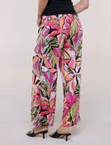 Pantalón estampado de caída fluida y calce relajado, con cintura alta elastizada, cordón ajustable con punteras metálicas y pierna de corte ancho.