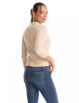 Buzo de tejido acanalado marca Rio & Rian, color beige, con cuello tipo polo con solapa y botones frontales, y mangas tres cuartos.