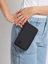 Billetera negra con cierre de poliéster y poliuretano.