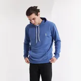 Canguro azul con capucha y cordones blancos, bolsillo tipo canguro y logo bordado en el pecho.