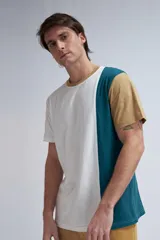 Remera de manga corta con diseño de bloques de color blanco, verde azulado y mostaza.