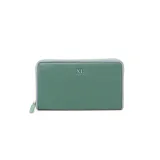 Billetera verde de cuero sintético con cierre perimetral, logo XL grabado en el frente y herrajes plateados. Cuenta con 16 compartimentos internos y un bolsillo con cierre.