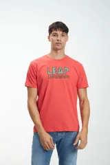 Remera de manga corta color coral con estampado en el pecho con la palabra "LEAP" en verde y un diseño de olas.