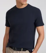 Remera celeste de algodón acanalado, corte slim fit, cuello redondo y mangas cortas.