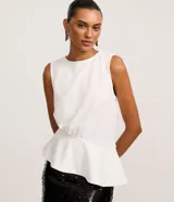 Blusa peplum Cortelle blanca sin mangas, con cuello redondo y ruedo asimétrico.