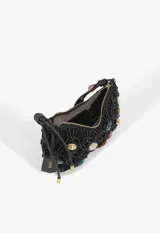 Cartera baguette Schutz de cuero negro con diseño de red trenzada y apliques de cuentas de colores y formas variadas tanto en el cuerpo como en la manija. Incluye llavero colgante con la marca grabada.