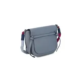 Cartera tipo bandolera negra de formato compacto, con solapa frontal, líneas curvas y correa de hombro tejida multicolor en tonos turquesa y fucsia.