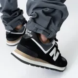 Pantalón utilitario gris con bajo ajustable a dos posiciones, bolsillos laterales y traseros.