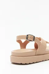 Sandalia negra con tiras entrelazadas ajustables y hebilla metálica. Su base es chunky de goma liviana y su suela elevada de 3,5cm.