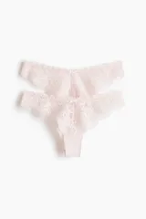 Pack de dos bombachas tipo brazilian de tiro bajo y corte alto en la parte trasera, confeccionadas completamente en encaje con diseño floral. Cuentan con cintura en V y un pequeño moño decorativo en el centro.