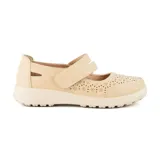 Zapato casual Korium Confort Lisboa color beige con capellada calada y tira con velcro.