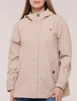 Gabardina estilo parka impermeable de color beige, con capucha fija con cordón ajustable, cierre frontal oculto con broches y bolsillos laterales.