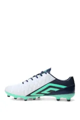 Championes de fútbol 11 Umbro Nexus HG, color blanco con detalles en azul marino y verde menta. Capellada sintética con costuras en rombos y suela con tapones para césped natural o sintético.