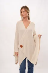 Ruana color crema tejida de punto en algodón.