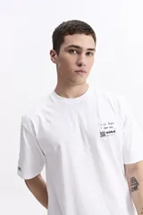 Remera de manga corta color topo, con escote redondo y fit regular. Presenta un pequeño estampado en el pecho con texto manuscrito y un código QR.