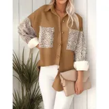 Sobre camisa de pana blanca con detalles en animal print en los bolsillos frontales y en las mangas. Presenta cuello inglés, cierre frontal con botones y corte holgado.
