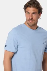 Remera básica de algodón color azul marino, de manga corta, con cuello redondo y logo bordado en el frente.