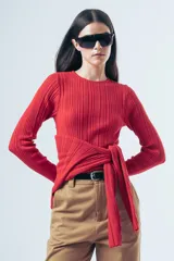 Top de tejido liviano con textura acanalada, de calce al cuerpo y manga larga con cuello redondo.