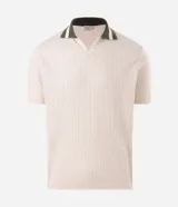 Remera polo de manga corta con textura retilínea, cuello polo en color verde contrastante y apertura frontal. Confeccionada en tejido de poliéster y algodón.