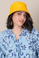 Gorro piluso color beige con pespuntes.