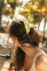 Pinza de pelo grande, tipo garra, de color blanco con dos aplicaciones de limones amarillos y hojas verdes.