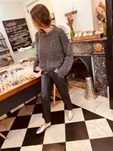 Sweater gris oscuro tejido en boucle, de corte holgado y mangas largas.