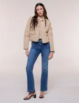 Campera corta capitoneada Michael Kors de color beige, con diseño acolchado en rombos, cuello camisero, cierre frontal de botones metálicos a presión y bolsillos frontales con solapa. Incluye un pequeño bolsillo en la manga.
