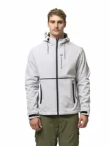 Campera de neopreno color gris claro con interior de polar. Presenta capucha con cordones ajustables, cierre frontal completo, bolsillos laterales con cierre y puños con ajuste de velcro. Incluye logo de la marca estampado en el pecho.