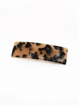 Broche para el pelo rectangular con diseño de carey en tonos beige y negro.