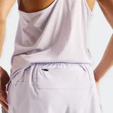 Short deportivo New Balance de color lila, confeccionado con tela transpirable que evacúa la humedad, diseñado con cintura elástica y logo impreso en la pierna.