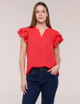 Blusa de gasa roja con escote en V y abotonadura parcial frontal. Presenta mangas cortas con doble volado y corte semi entallado.