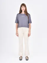 Remera blanca de corte crop con mangas cortas y cuello redondo. Estampado frontal con la frase "Pilates, Matcha, Inner Peace, Repeat".