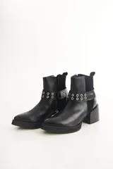 Botas de cuero negro con detalle de pulsera removible con tachas plateadas.