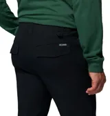 Pantalón chino Columbia de color negro, con bolsillos laterales con cierre y un bolsillo tipo cargo pequeño.