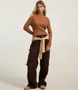 Blusa de punto color blanco con cuello alto y manga larga.