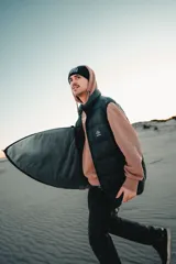 Chaleco inflado negro con cierre frontal y cuello alto.