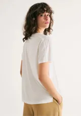 Blusa negra de manga corta con cuello redondo y calce holgado.