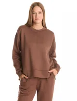 Buzo deportivo de cuello redondo, con hombros caídos y mangas largas con puños. Presenta costuras decorativas tipo pespunte en la parte frontal y en las mangas, con un diseño de ruedo recto y tajos laterales.