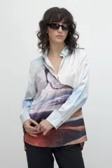 Camisa celeste de manga larga con estampa de paisaje.