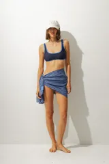 Top de bikini azul marino con ribetes celestes.
