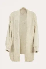 Saco abierto de punto en color beige, con diseño de manga larga y puños acanalados. Presenta un tejido con sutiles destellos brillantes integrados.