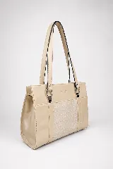Cartera tipo shopper de cuero genuino marrón con panel central de textura símil cocodrilo y herrajes metálicos plateados.