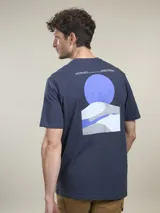 Remera de algodón color azul marino, con estampa gráfica en la espalda que representa un paisaje de dunas con un círculo superior y texto de la marca Benson & Thomas.