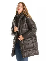 Campera puffer larga de color marrón oscuro, con diseño capitoneado de costuras horizontales. Presenta un sistema de cierre doble con pechera interna fija con cierre y cuello alto, y cierre frontal exterior con botones a presión. Incluye bolsillos frontales amplios, capucha fija y cierres laterales en el ruedo para mayor movilidad.
